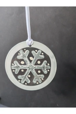 Fehér kézzel festett, hópehely alakú üvegdísz