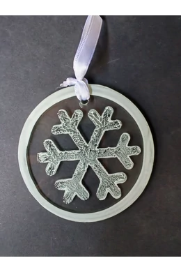 Fehér kézzel festett, hópehely alakú üvegdísz