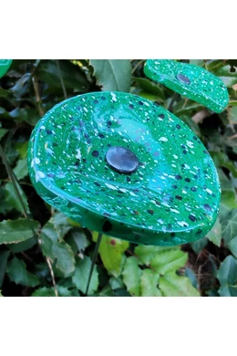 Kis méretű kerek üveg virág kültérre zöld- sötétkék-fehér színben 43 cm -es rozsdamentes acélszáron