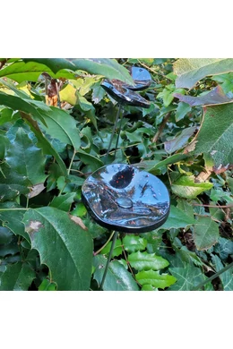 Kis méretű kerek üveg virág kültérre fekete piros színben 43 cm -es rozsdamentes acélszáron