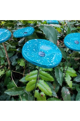 Kis méretű kerek üveg virág kültérre akvamarin-fehér színben 43 cm -es rozsdamentes acélszáron