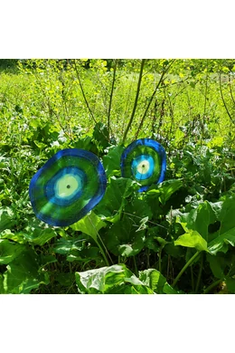 Extra nagy méretű 35 cm átmérőjű üveg virág kültérre örvénylő sötétkék-zöld színekben 100 cm -es rozsdamentes acélszáron