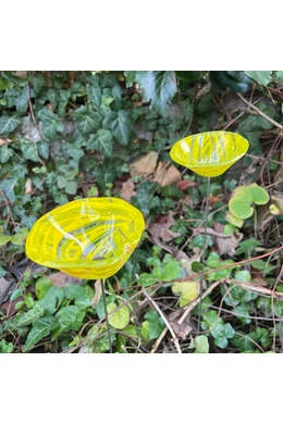 Közepes méretű üveg kála virág kültérre transzparens-sárga színben 43 cm -es rozsdamentes acélszáron