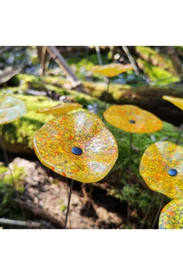 Transparent basic color oval glass flower with orange-yellow dots, for outdoor use, on a 43 cm steel stem