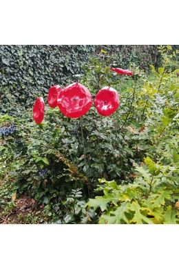 Közepes méretű üveg tölcsér virág kültérre piros- fehér színben 100 cm -es rozsdamentes acélszáron