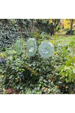 Közepes méretű üveg tölcsér virág kültérre transzparens- zöld-sötétkék színben 100 cm -es rozsdamentes acélszáron