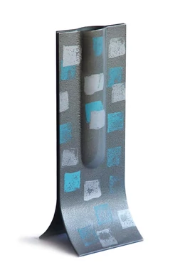 Ezüst alapú váza türkiz-ezüst négyzetes mintával 14x36 cm-es méretben