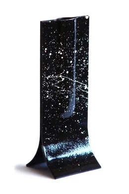 Fekete alapú váza fehér fröcskölt mintával 14x36 cm-es méretben