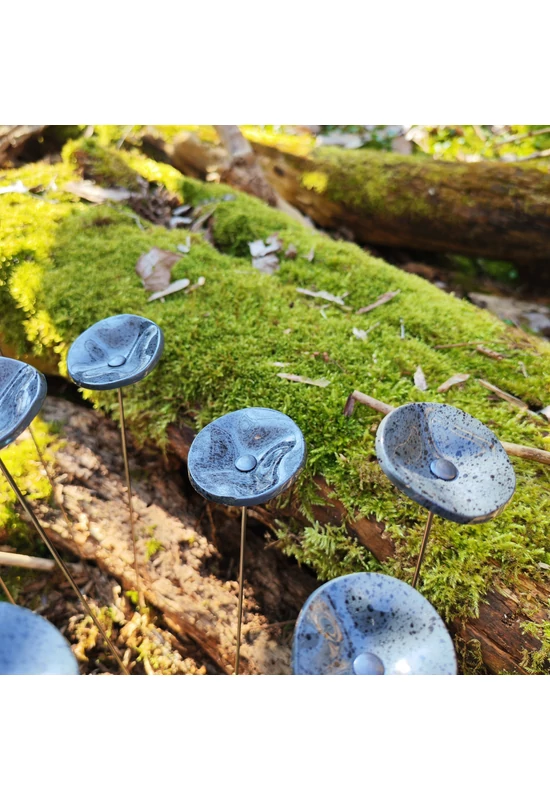 Kis méretű kerek üveg virág kültérre szürke- fekete színben 43 cm -es rozsdamentes acélszáron