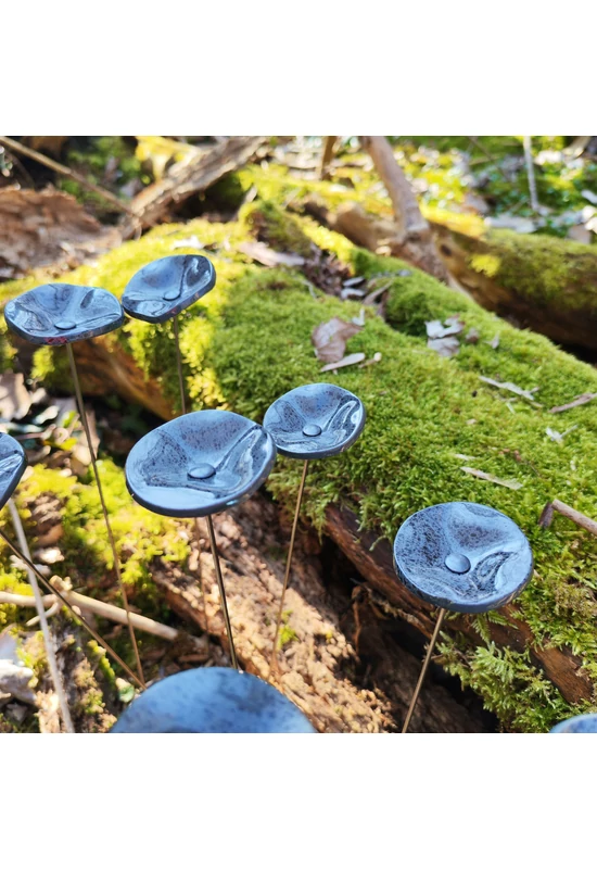 Kis méretű kerek üveg virág kültérre szürke- fekete színben 43 cm -es rozsdamentes acélszáron