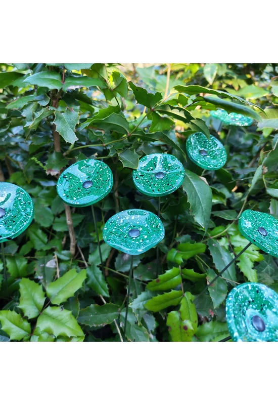 Kis méretű kerek üveg virág kültérre zöld- sötétkék-fehér színben 43 cm -es rozsdamentes acélszáron