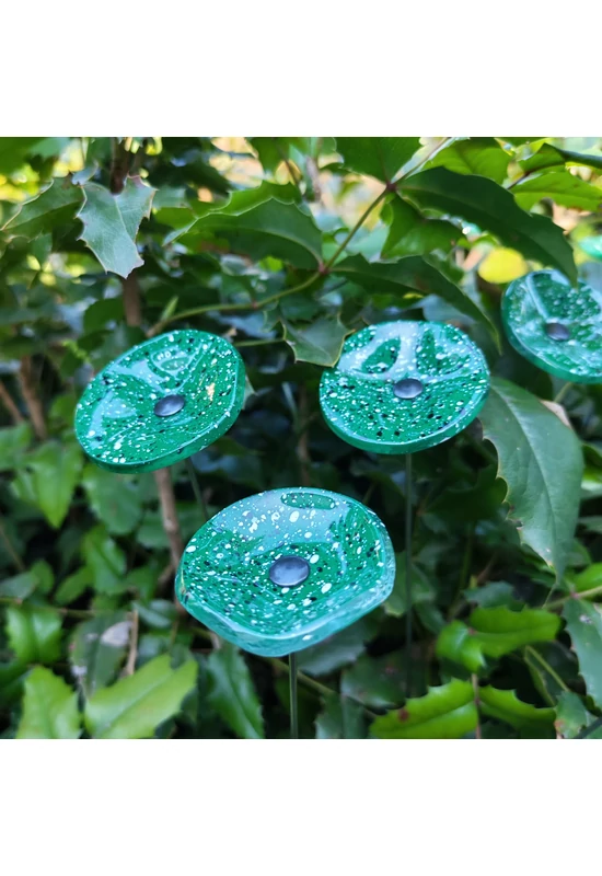 Kis méretű kerek üveg virág kültérre zöld- sötétkék-fehér színben 43 cm -es rozsdamentes acélszáron