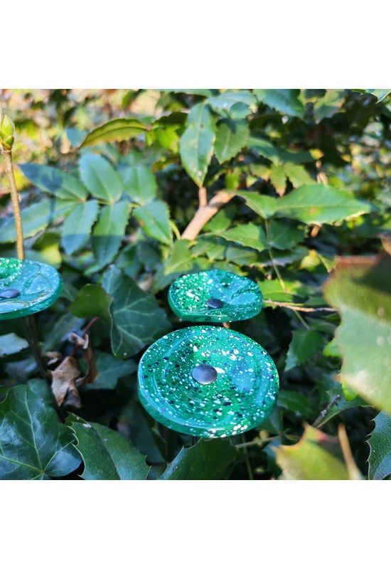 Kis méretű kerek üveg virág kültérre zöld- sötétkék-fehér színben 43 cm -es rozsdamentes acélszáron