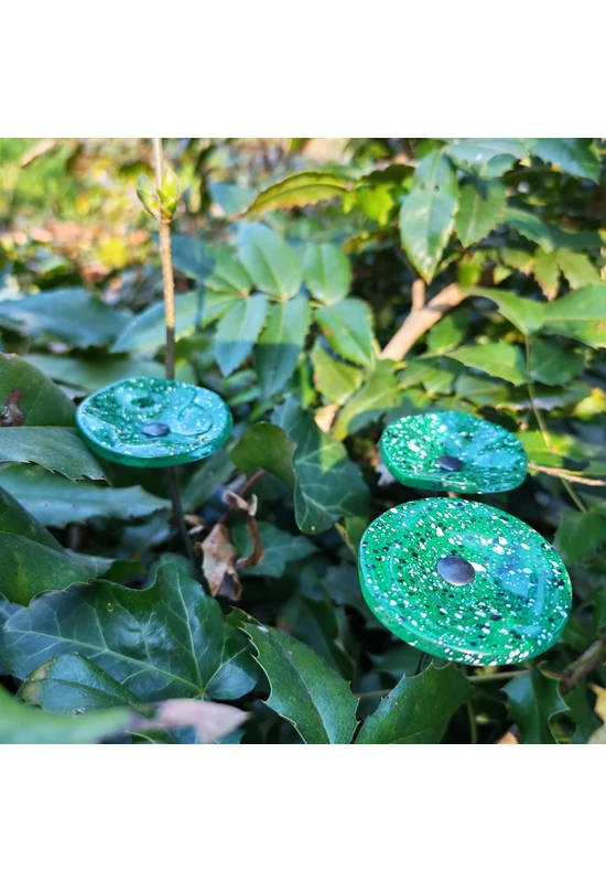 Kis méretű kerek üveg virág kültérre zöld- sötétkék-fehér színben 43 cm -es rozsdamentes acélszáron