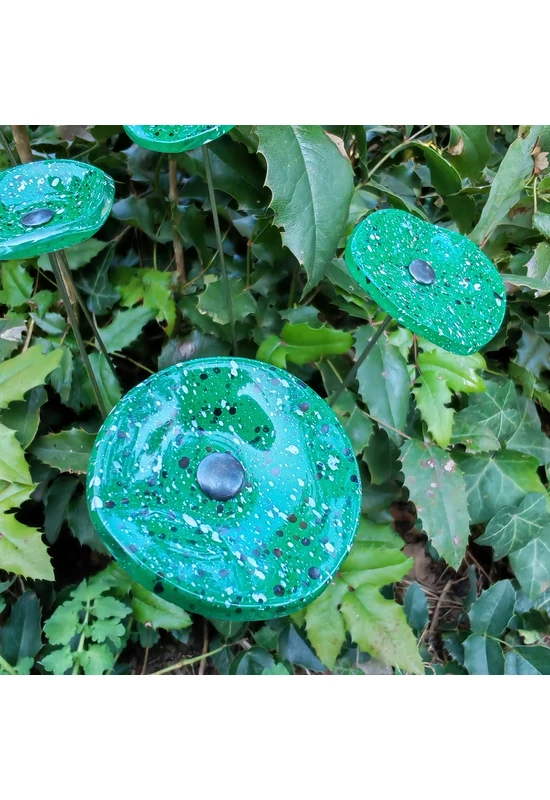 Kis méretű kerek üveg virág kültérre zöld- sötétkék-fehér színben 43 cm -es rozsdamentes acélszáron