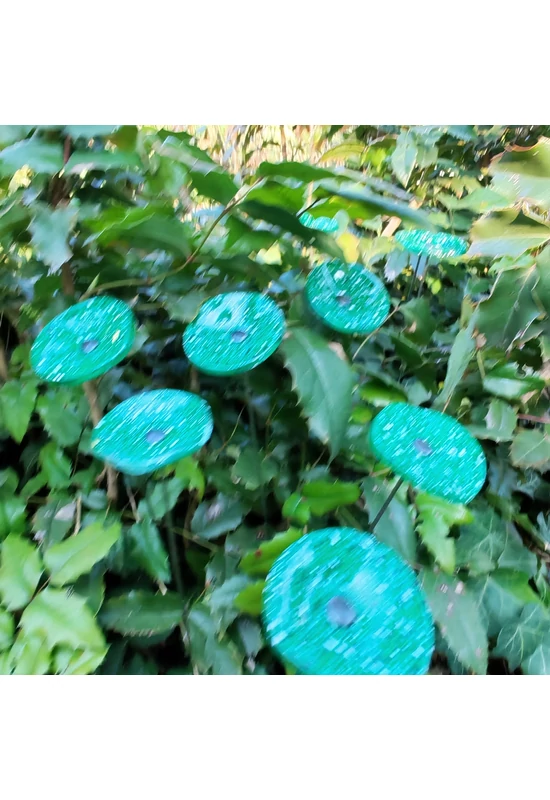 Kis méretű kerek üveg virág kültérre zöld- sötétkék-fehér színben 43 cm -es rozsdamentes acélszáron