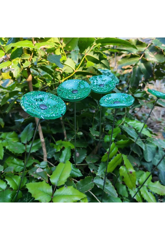 Kis méretű kerek üveg virág kültérre zöld- sötétkék-fehér színben 43 cm -es rozsdamentes acélszáron