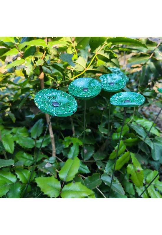 Kis méretű kerek üveg virág kültérre zöld- sötétkék-fehér színben 43 cm -es rozsdamentes acélszáron