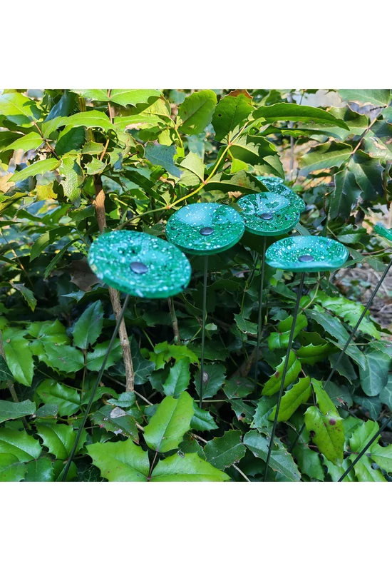 Kis méretű kerek üveg virág kültérre zöld- sötétkék-fehér színben 43 cm -es rozsdamentes acélszáron