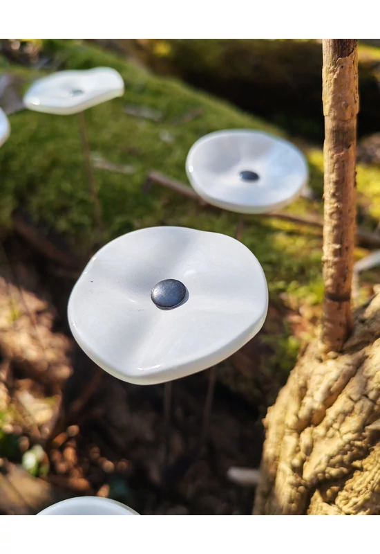 Kis méretű kerek üveg virág kültérre fehér színben 43 cm -es rozsdamentes acélszáron