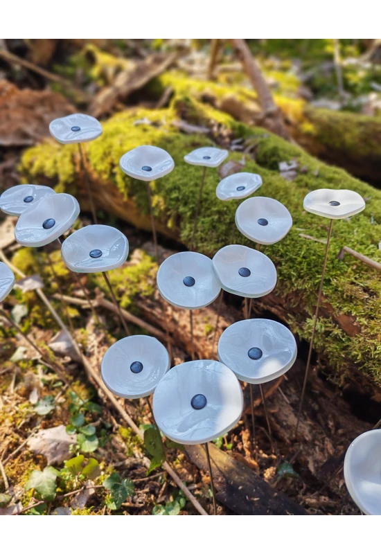 Kis méretű kerek üveg virág kültérre fehér színben 43 cm -es rozsdamentes acélszáron