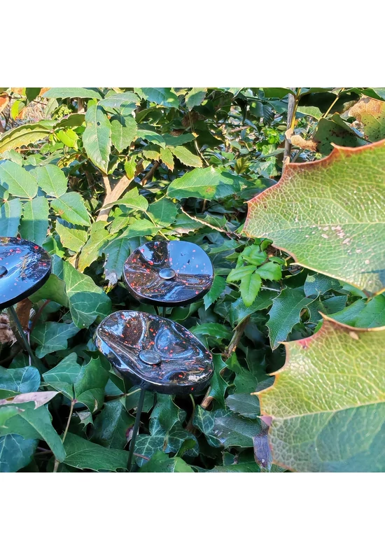 Kis méretű kerek üveg virág kültérre fekete piros színben 43 cm -es rozsdamentes acélszáron