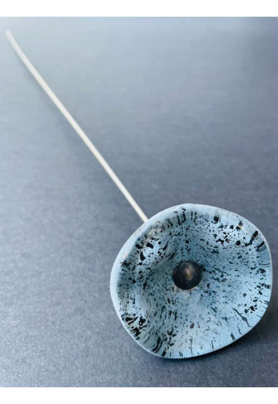 Kis méretű kerek üveg virág beltérre szürke fekete színben 43 cm -es rozsdamentes acélszáron