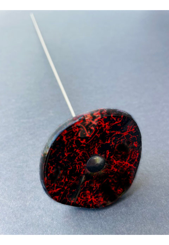 Kis méretű kerek üveg virág beltérre fekete piros színben 43 cm -es rozsdamentes acélszáron