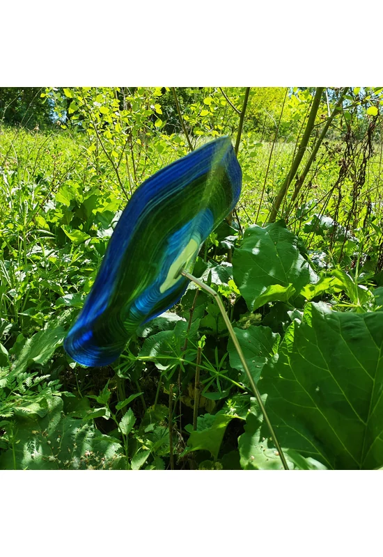 Extra nagy méretű 35 cm átmérőjű üveg virág kültérre örvénylő sötétkék-zöld színekben 100 cm -es rozsdamentes acélszáron