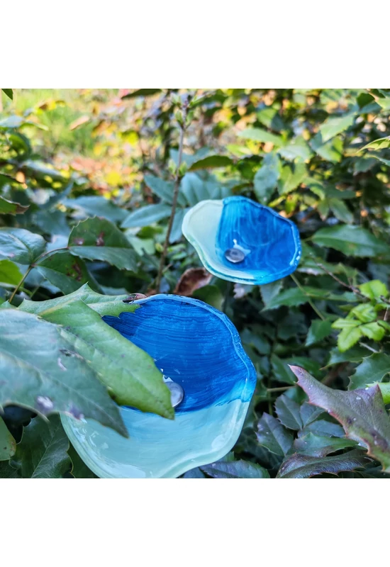 Közepes méretű üveg kála virág kültérre türkiz-fehér színben 43 cm -es rozsdamentes acélszáron