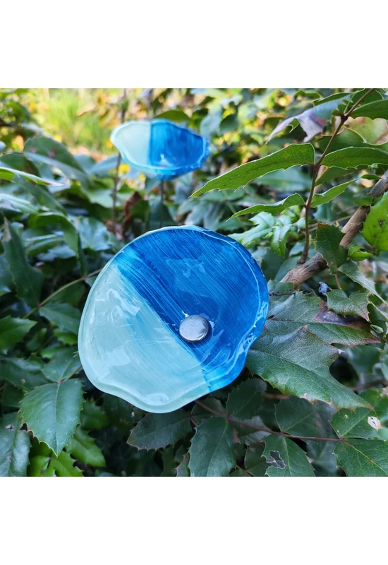 Közepes méretű üveg kála virág kültérre türkiz-fehér színben 43 cm -es rozsdamentes acélszáron