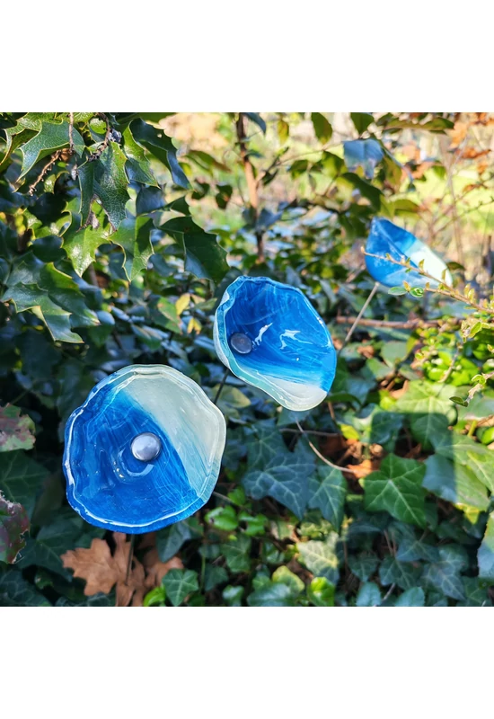 Közepes méretű üveg kála virág kültérre türkiz-fehér színben 43 cm -es rozsdamentes acélszáron