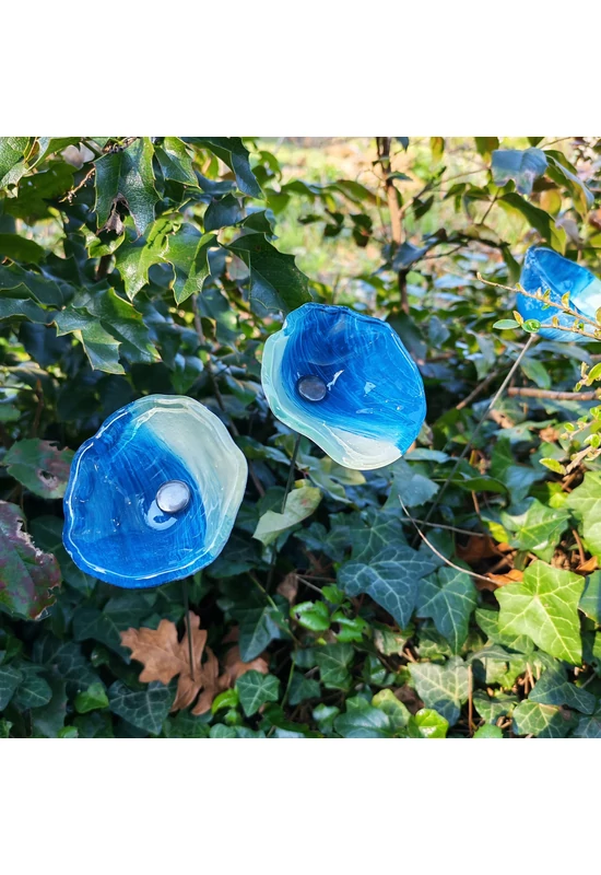 Közepes méretű üveg kála virág kültérre türkiz-fehér színben 43 cm -es rozsdamentes acélszáron