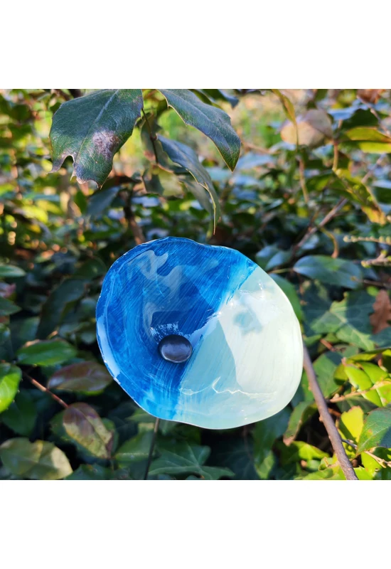 Közepes méretű üveg kála virág kültérre türkiz-fehér színben 43 cm -es rozsdamentes acélszáron