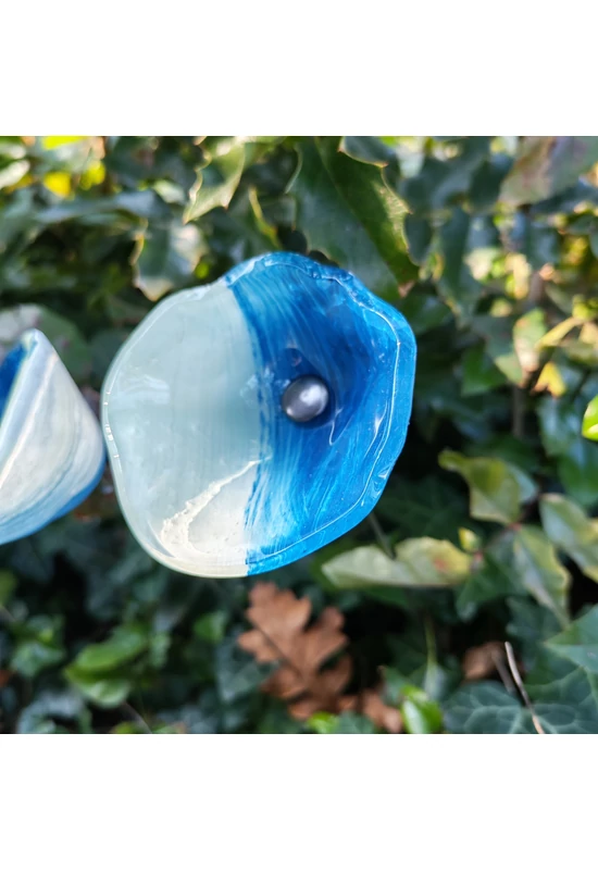 Közepes méretű üveg kála virág kültérre türkiz-fehér színben 43 cm -es rozsdamentes acélszáron