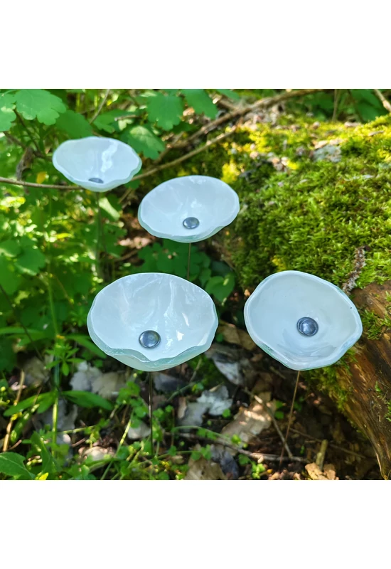 Közepes méretű üveg kála virág kültérre fehér színben 