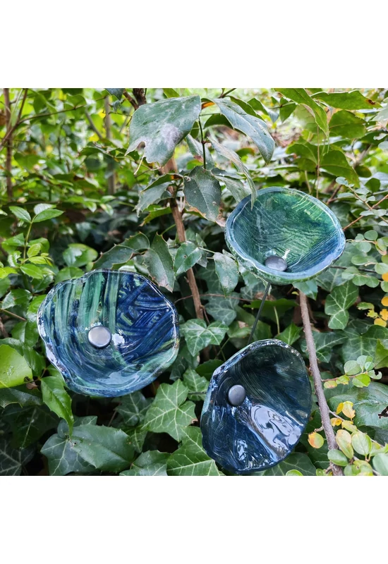 Közepes méretű üveg kála virág kültérre zöld-sötétkék színben 43 cm -es rozsdamentes acélszáron