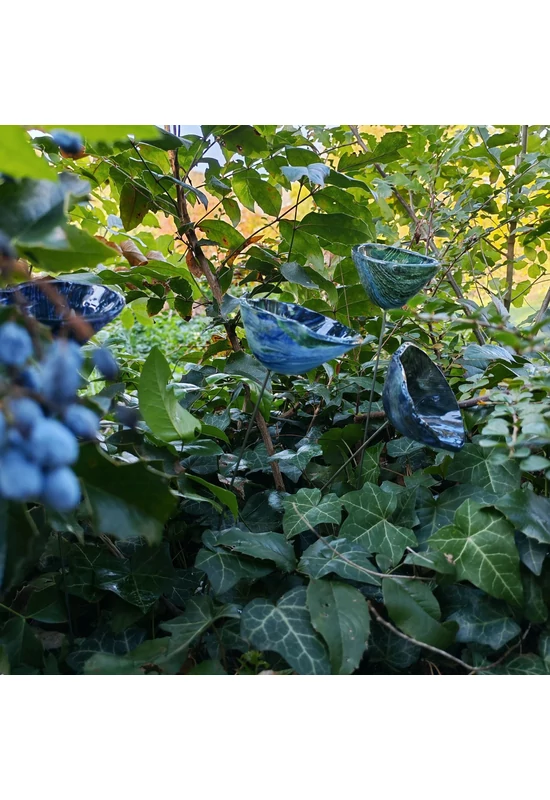 Közepes méretű üveg kála virág kültérre zöld-sötétkék színben 43 cm -es rozsdamentes acélszáron