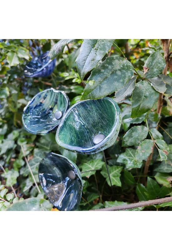 Közepes méretű üveg kála virág kültérre zöld-sötétkék színben 43 cm -es rozsdamentes acélszáron