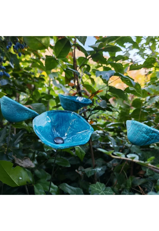 Közepes méretű üveg kála virág kültérre világos akvamarin színben 43 cm -es rozsdamentes acélszáron