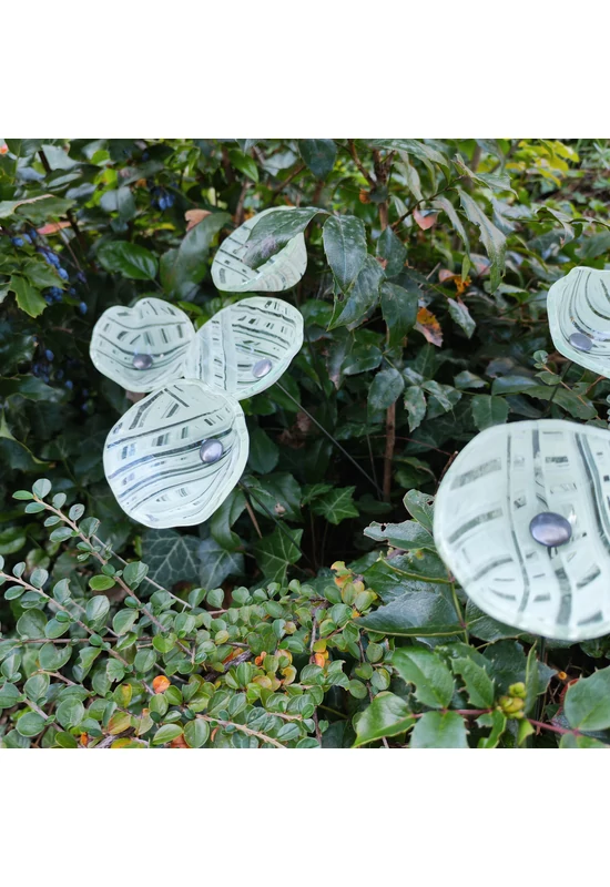 Közepes méretű üveg kála virág kültérre transzparens-fehér színben 43 cm -es rozsdamentes acélszáron