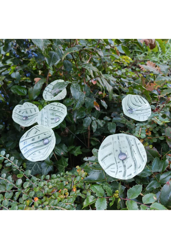 Közepes méretű üveg kála virág kültérre transzparens-fehér színben 43 cm -es rozsdamentes acélszáron