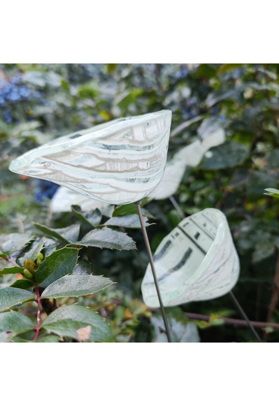 Közepes méretű üveg kála virág kültérre transzparens-fehér színben 43 cm -es rozsdamentes acélszáron