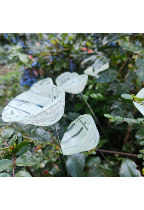 Közepes méretű üveg kála virág kültérre transzparens-fehér színben 43 cm -es rozsdamentes acélszáron