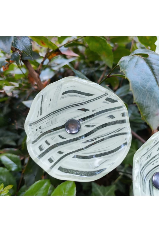 Közepes méretű üveg kála virág kültérre transzparens-fehér színben 43 cm -es rozsdamentes acélszáron