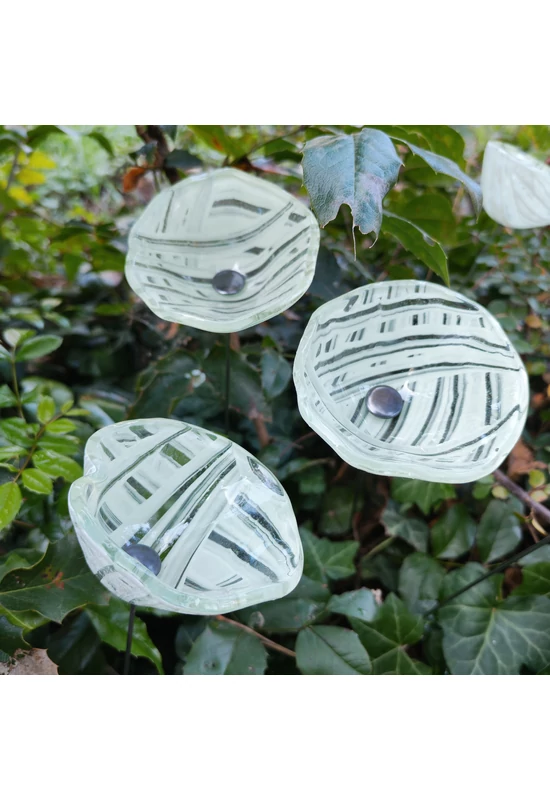 Közepes méretű üveg kála virág kültérre transzparens-fehér színben 43 cm -es rozsdamentes acélszáron