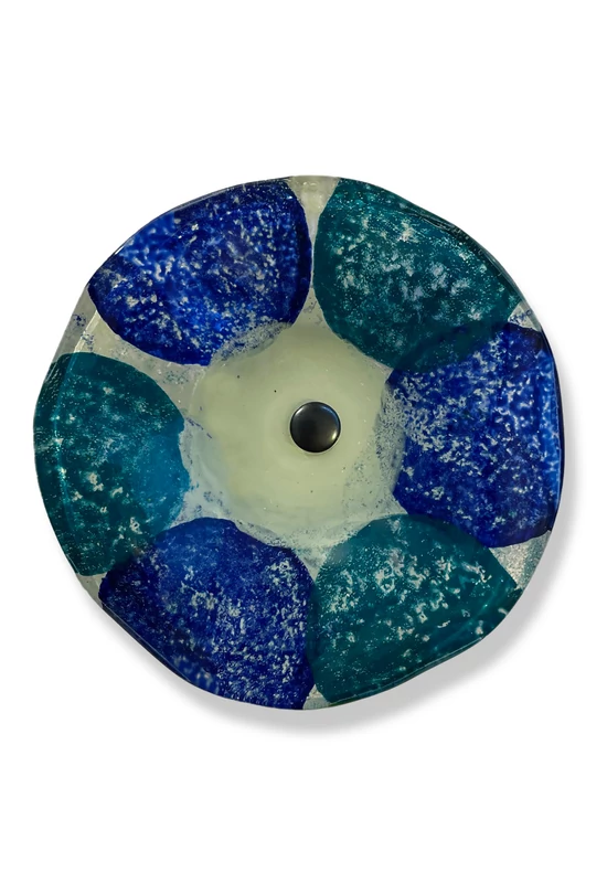 Közepes méretű, kézzel festett margaréta üvegvirág,  sötétkék-türkiz színállásban, kültéri használatra, 43 cm-es acélszáron