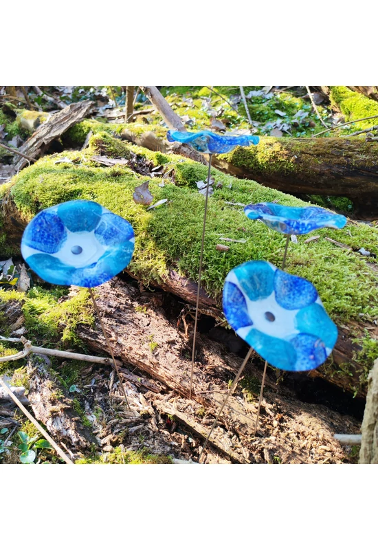 Közepes méretű, kézzel festett margaréta üvegvirág,  sötétkék-türkiz színállásban, kültéri használatra, 43 cm-es acélszáron