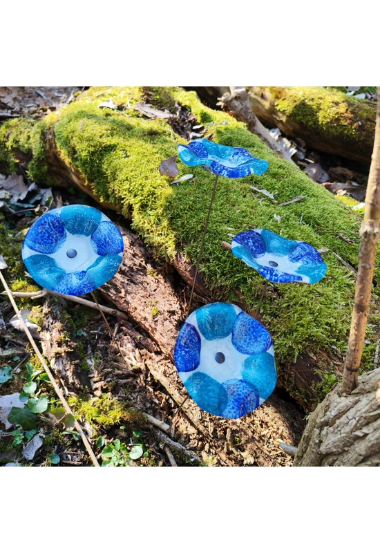 Medium-sized, hand-painted glass daisy flower, in dark blue-turquoise color scheme, for outdoor use, on a 43 cm steel stem