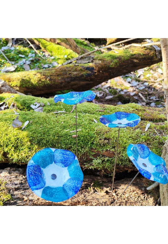 Közepes méretű, kézzel festett margaréta üvegvirág,  sötétkék-türkiz színállásban, kültéri használatra, 43 cm-es acélszáron